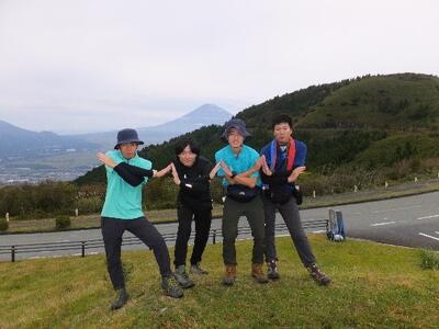 富士山をバックに