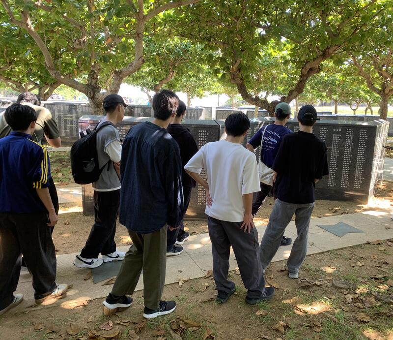 平和祈念公園②（群馬県出身の戦没者の名前を見る生徒）